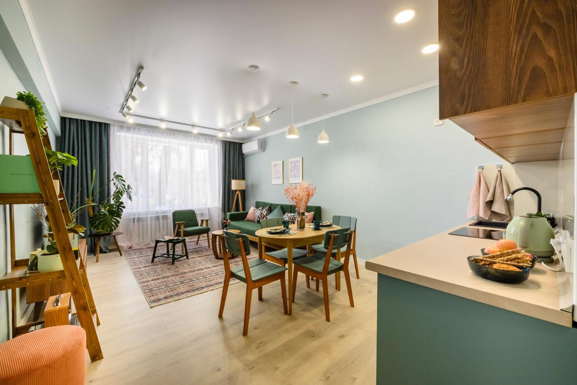 Mid-Century Charm Apartments В Центре Алматы Екстериор снимка